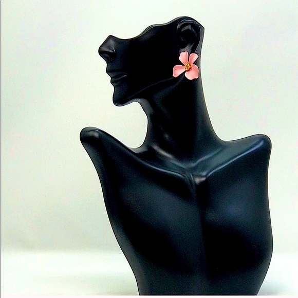 🚨2 x $20🚨🌼YELLOW🌼Flower Stud Earrings - Picture 5 of 6